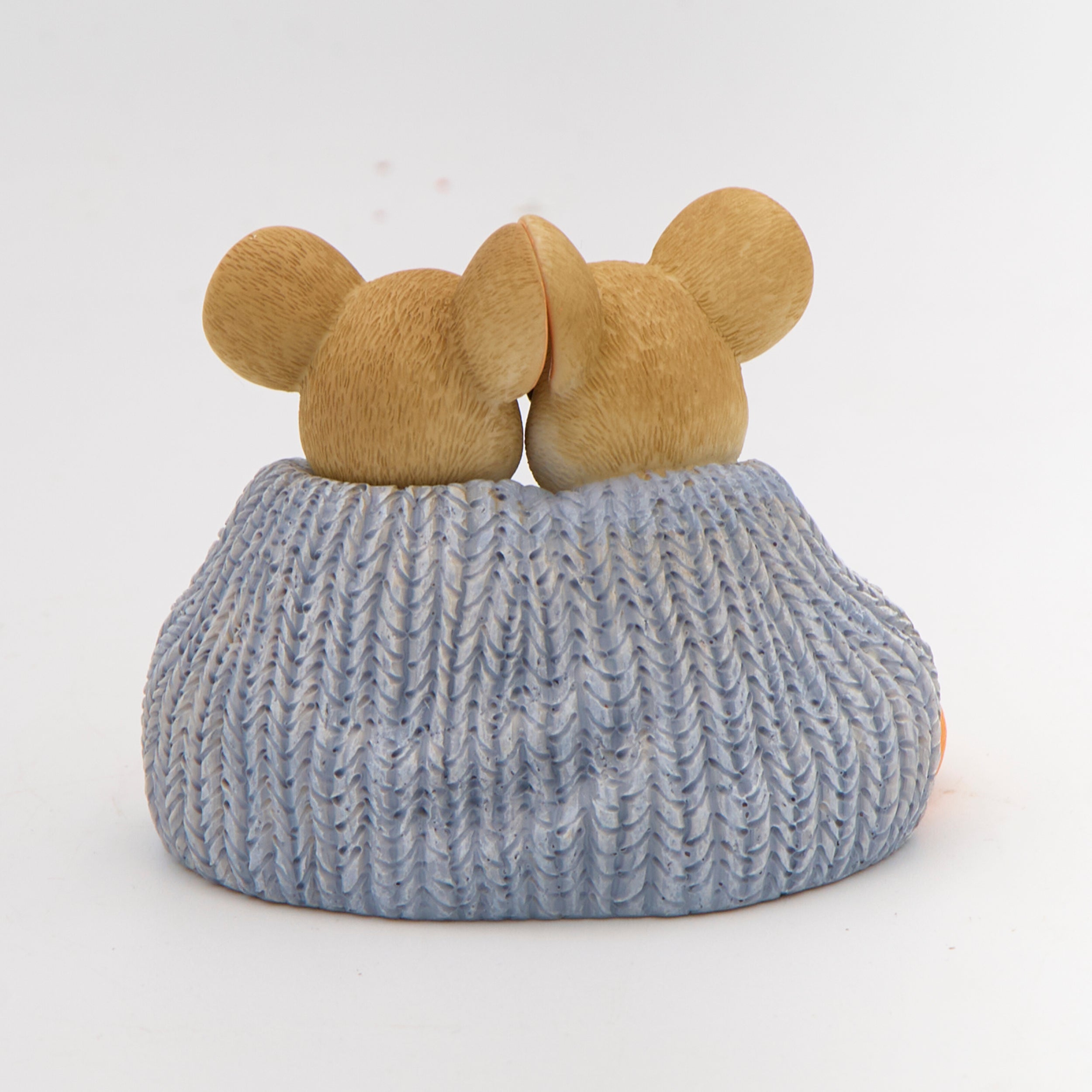 Charming Tails Warmed by Closeness Figure