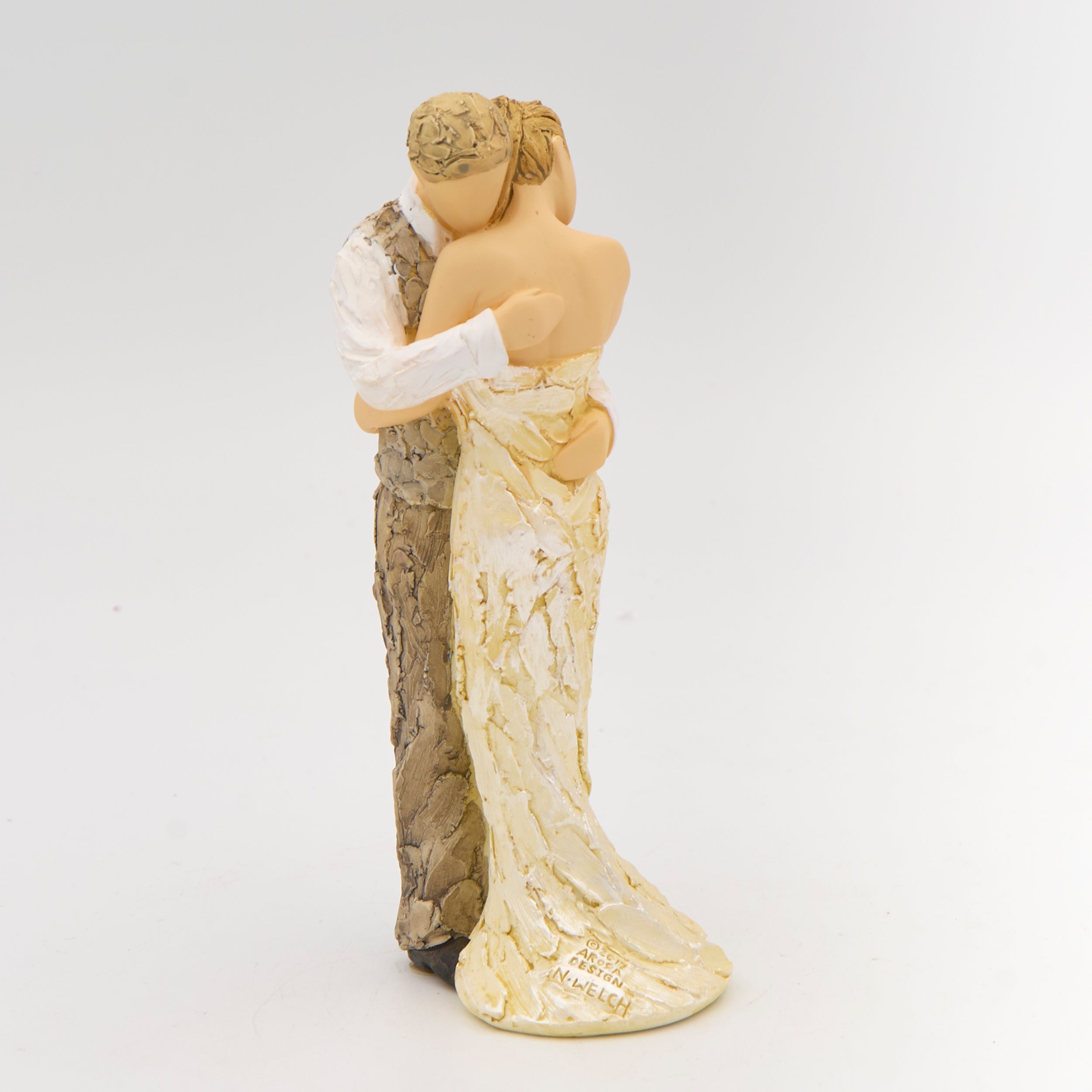 Statue of a couple embracing
